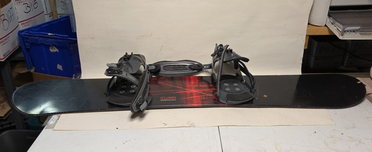 Liquid Storm Snowboard 142cm with Lamar GX30 Bindings
