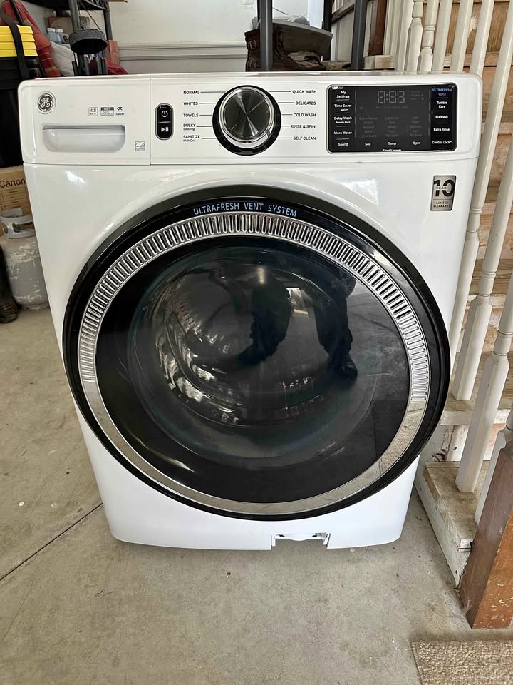 GE 4.8 cu ft Front-Load Washer, UltraFresh Vent System